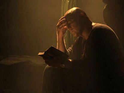 El cononel Kurtz (Marlon Brando) lee  a T. S. Elliot en 'Apocalypse Now'.