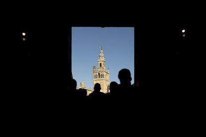 La Giralda es la torre campanario de la catedral de Sevilla. Los dos tercios inferiores de la torre corresponden al alminar de la antigua mezquita de la ciudad, de finales del siglo XII, en la época almohade, mientras que el tercio superior es una construcción sobrepuesta en época cristiana para albergar las campanas. En su punto más alto (101 metros) se encuentra el Giraldillo.