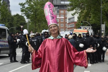 Un manifestante disfrazada durante el segundo día de protestas contra el G-20 en Hamburgo.