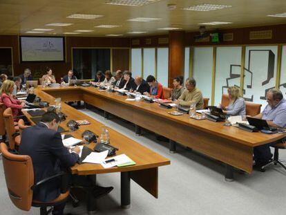 El consejero de Política Social, Ángel Toña, interviene en el Parlamento para explicar el plan de acogida de refugiados.