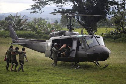 Soldados filipinos heridos son evacuados tras los enfrentamientos en la ciudad de Marawi, en Filipinas.