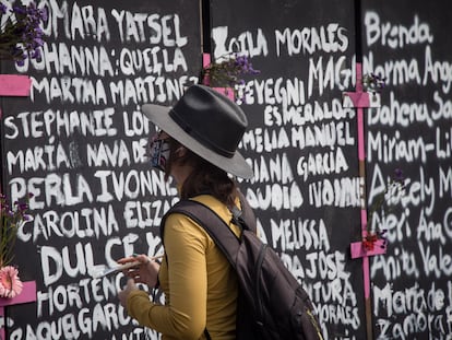 Colectivos feministas pintan los nombres de mujeres asesinadas en la valla frente a Palacio Nacional