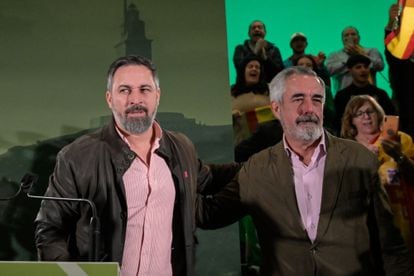 El líder de Vox, Santiago Abascal (a la izquierda), y el candidato a la Presidencia de la Xunta de Galicia y cabeza de lista de Vox por Pontevedra, Álvaro Díaz-Mella, durante el cierre de la campaña electoral en el Hotel Attica21, este viernes.