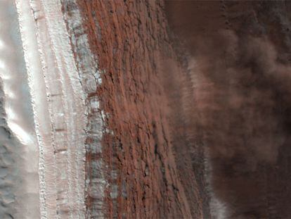 Una avalancha de hielo y polvo fotografiada en Marte por la nave <i>Mars Reconnaissance Orbiter</i>.