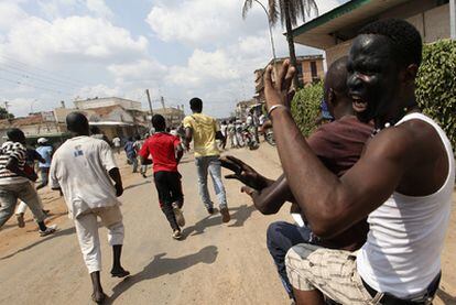 Seguidores del líder opositor protestan ayer en Bouaké, en el centro de Costa de Marfil.