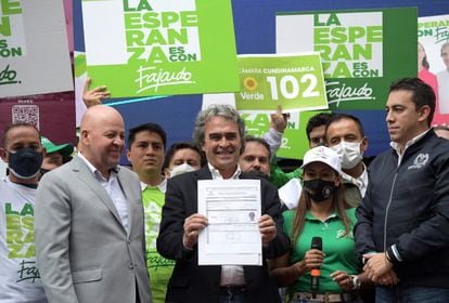 El precandidato colombiano Sergio Fajardo del partido político Alianza Social Independiente "ASI", levanta un documento durante su presentación luego de su registro como candidato en Bogotá, el pasado 4 de febrero.