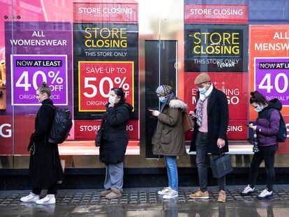 Cola de clientes para entrar a los almacenes Debenhams de Oxford Street (Londres).