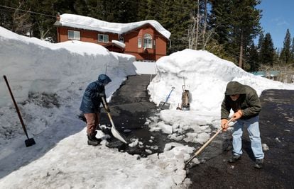 Marie, de 81 años, y su esposo, Bill, de 92, quitan la nieve de la entrada, cerca de Lago Tahoe. La zona registró nevadas récord este invierno.