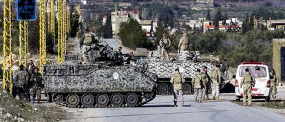 Soldados libaneses registran a civiles en un control militar a la entrada de Arsal cerca de la frontera siria. 