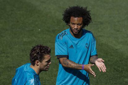 Marcelo (D) junto a Kovacic en el entrenamiento de este martes.