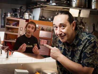 Ismael Prados, cocinero y conductor de  'La Cuina de l'Isma' y  'Cuina per solteros', en la cocina de su apartamento en Barcelona. Foto / Montaje: Gianluca Battista