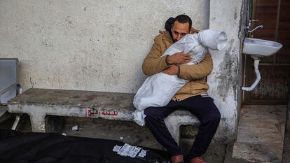 Un hombre abraza el cadáver de un menor víctima de un ataque israelí este miércoles 21 de febrero sobre la ciudad de Rafah, en Gaza.