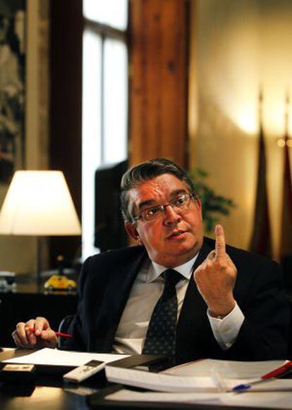 El consejero de Hacienda y Administraciones Públicas, José Manuel Vela,  durante un momento de la entrevista realizada en su despacho.