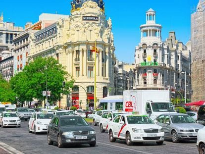 Intersección entre Alcalá y Gran Vía, calles integradas en la ordenanza Madrid Central, anulada recientemente por el Tribunal Supremo.