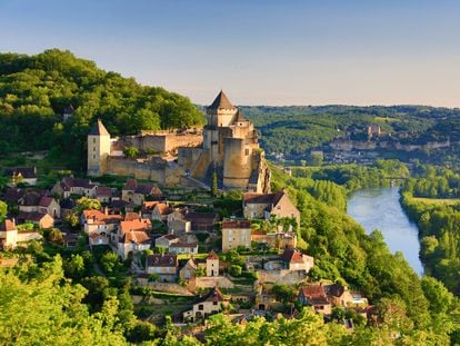 Vista aérea de la fortaleza y el pueblo de Castelnaud-la-Chapelle, en la región francesa de la Dordoña.