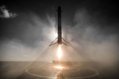 La empresa estadounidense SpaceX continúa avanzando con su sistema de cohetes reutilizables. En esta fotografía tomada en enero, el cohete Falcon 9 aterriza en un barco en el Océano Pacífico, después de poner satélites en órbita.