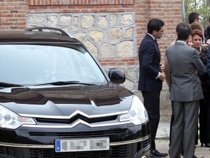 Coche oficial en un acto del presidente regional, Ignacio Gonz&aacute;lez.