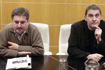 Jes&uacute;s Eguiguren y Arnaldo Otegi, en 2004.