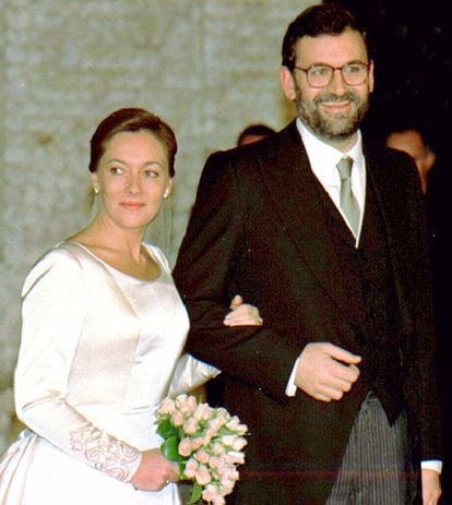 Y es que fue en Sanxenxo, la turística localidad en la que Rajoy pasaba sus vacaciones, donde conocería a la que se convertiría en su mujer: Elvira Fernández Balboa. La boda se celebró el 28 de diciembre de 1996 en la capilla de las Conchas de isla de La Toja (Pontevedra). Por aquel entonces el novio era ministro de Administraciones Pública del primer Gobierno Aznar, que había llevado al PP al poder por primera vez en marzo de ese año. Tenía 41 años, diez más que la novia.