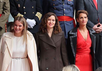 La presidenta de las Islas Baleares, Margarita Prohens, la de la Comunidad de Madrid, Isabel Díaz Ayuso, y la presidenta de Navarra, María Chivite, este martes a las puertas del Congreso de los Diputados.