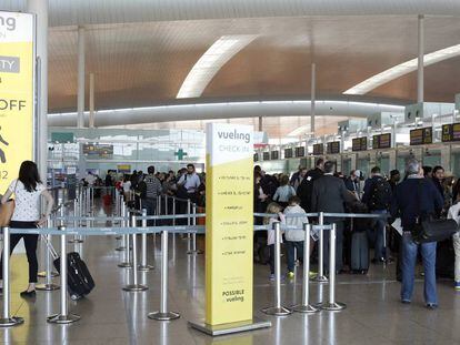 Clientes de Vueling en la zona de facturación del equipaje en el aeropuerto de Barcelona El Prat.