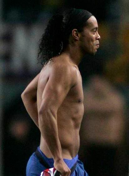 Ronaldinho se baja un poco el pantalón tras el Barça-Athletic.