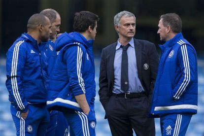 Mourinho charla con sus ayudantes tras el partido ante el Liverpool.