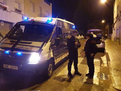 Los mossos en la calle donde se produjo el crimen.