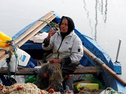 Chrifa Nimri, de 69 años, una pescadora en el puerto de Sidi Bou Said, en Túnez.