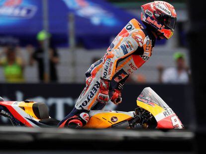 El piloto de Honda Marc Márquez, tras cruzar la línea de meta.