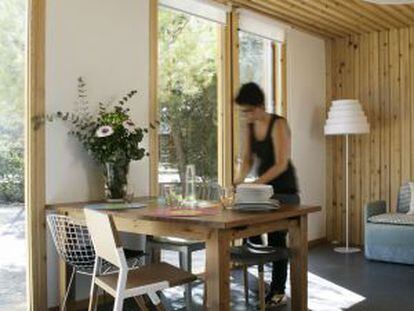 Entusiasmado capataz em capacete na nova casa em construção construtor no  canteiro de obras manufacturado home notícias casa modular habitação  convencional construtor frente da casa americana