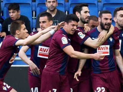 Los jugadores del Eibar celebran el gol de Lombán contra el Espanyol.