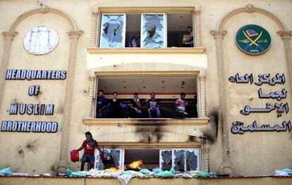 Opositores al presidente egipcio, Mohamed Mursi, durante el asalto a la sede principal de los Hermanos Musulmanes en al-Moqattam, en el Cairo (Egipto), 1 de julio de 2013.