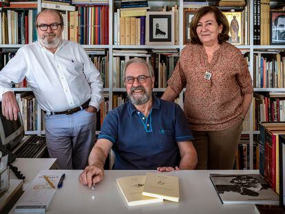 Silvia Pratdesaba, Manuel Ramírez (sentado) y Manuel Borrás (de pie), los editores de Pre-Textos, la única editorial en castellano que ha publicado la obra de Louise Glück.