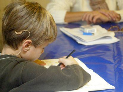 Un niño al que se le ha practicado en implante coclear contra su sordera.