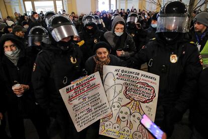 Policías rusos detienen a Elena Ósipova durante una protesta contra la invasión de Ucrania, en San Petersburgo el 27 de diciembre de 2022.