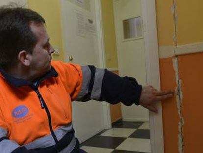 Un trabajador del centro de salud de Torreperogil (Ja&eacute;n) se&ntilde;ala una grieta abierta en una pared.