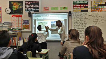 Una profesora imparte clase con una pizarra digital en un colegio público de Valencia.