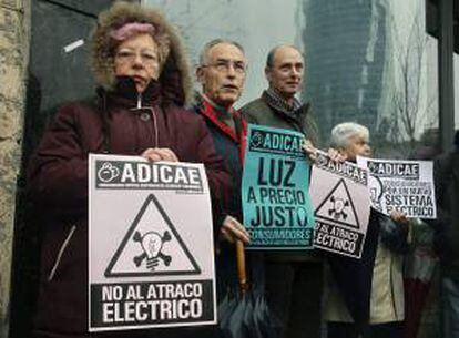 Más de medio centenar de personas se han manifestado por las calles de Bilbao hasta la Torre Iberdrola, convocadas por la Asociación de Usuarios de Bancos, Cajas y Seguros (Adicae) para denunciar la reforma del mercado eléctrico y exigir la dimisión del ministro de Industria, Energía y Turismo, José Manuel Soria. EFE/Archivo