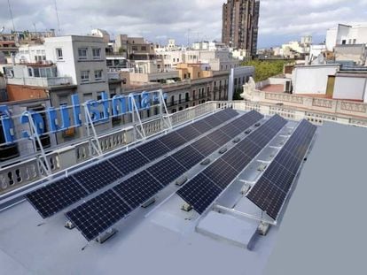 Paneles fotovoltaicos en la cubierta de un edificio comercial de Barcelona.