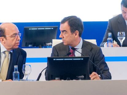 El consejero delegado de OHL, Juan Osuna, junto al presidente de la constructora, Juan Villar-Mir.