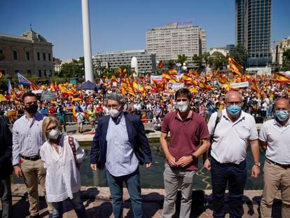 Convocantes de la manifestación contra los indultos del Gobierno a los líderes independentistas catalanes el domingo en la Plaza de Colón de Madrid.