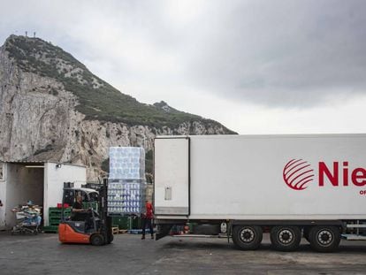 Trabajadores españoles descargando mercancías en el supermercado Eroski junto al aeropuerto de Gibraltar.