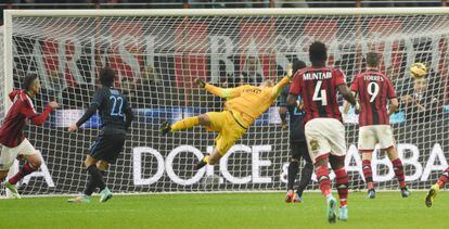 Ménez bate a Handanovic en el gol del Milan.