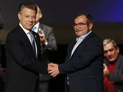 Juan Manuel Santos y Rodrigo Londoño, 'Timochenko', tras firmar el acuerdo de paz, en noviembre de 2016.