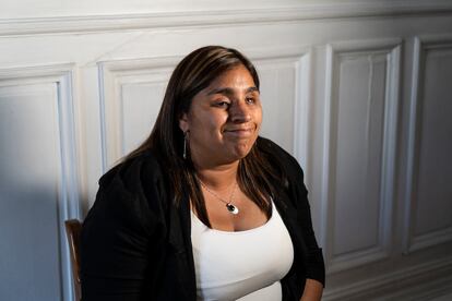 La senadora Fabiola Campillai, retratada durante una entrevista en el anexo del Congreso, en Santiago, en abril de 2022.