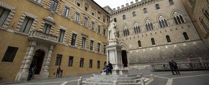Fachada de la sede de la italiana Banca Monte dei Paschi di Siena (MPS) en Siena, Italia. 