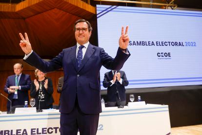 Antonio Garamendi celebra su reelección como presidente de la CEOE este miércoles en Madrid.