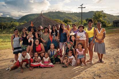 Tras el encuentro de mujeres pataxó hã-hã-hãe en la aldea Caramuru en mayo 2022, donde las más mayores cuentan las violencias de las que han sido sujeto como forma de animar a las más jóvenes a compartir sus experiencias, el grupo de hace una fotografía.