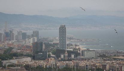Vista alçada de la costa de Barcelona i part del Maresme.